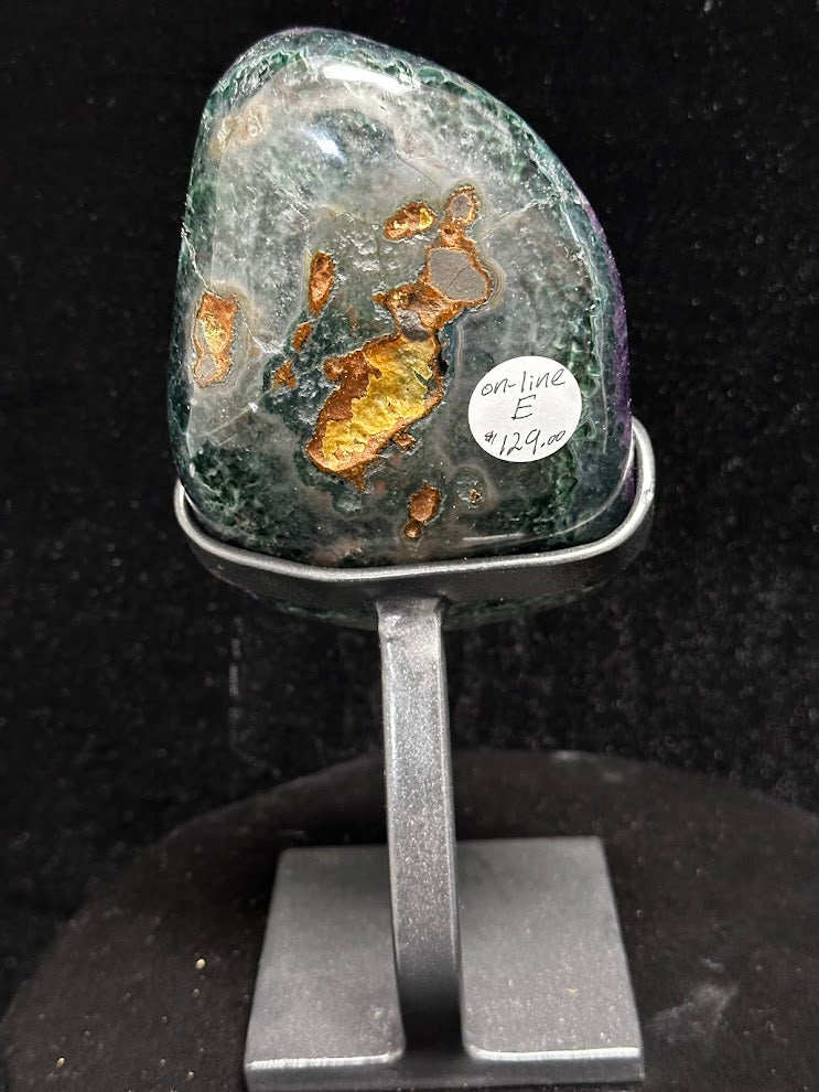 E-Uruguay Amethyst With Custom Stand